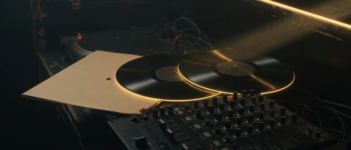 ป้าย Traxsource Human-Made เทียบ AI-Assisted: กติกาสโตร์ DJ ปี 2026